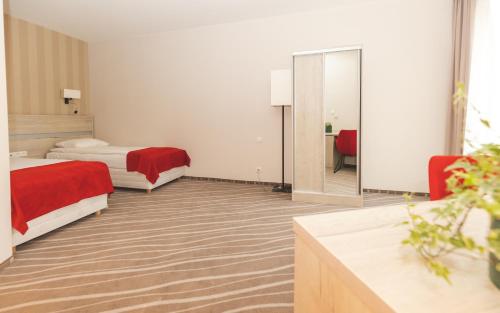 1 double bed, 2 twin beds