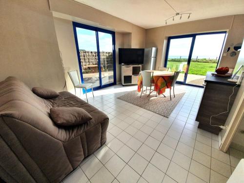 LA MER A VOS PIEDS in 拿伏爾富埃南