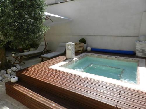 Le Maset des Aires avec vue sur le Luberon et son jacuzzi extérieur disponible de juin à mi-septembre - Location saisonnière - Maubec