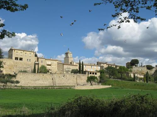 Le Maset des Aires avec vue sur le Luberon et son jacuzzi extérieur disponible de juin à mi-septembre