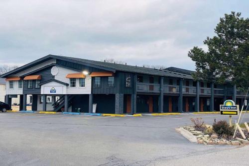 Days Inn and Suites by Wyndham Port Huron