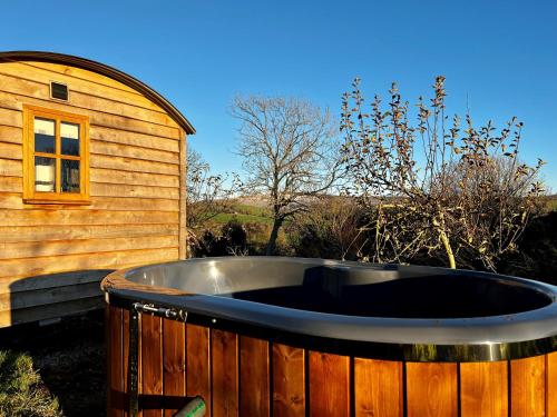 Robins Retreat - orchard with hot tub - see extras