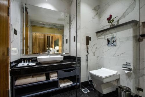Bathroom, Palchan Hotel & Spa, A member of Radisson Individuals in Manali
