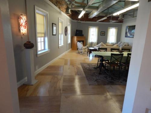 Corner loft with river views - image 10