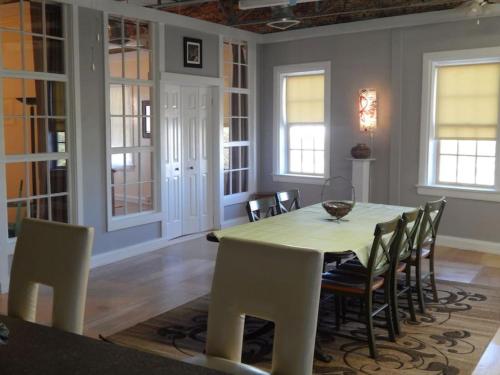 Corner loft with river views - image 9