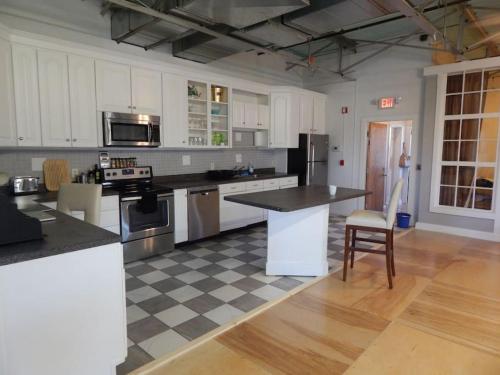 Corner loft with river views - image 6