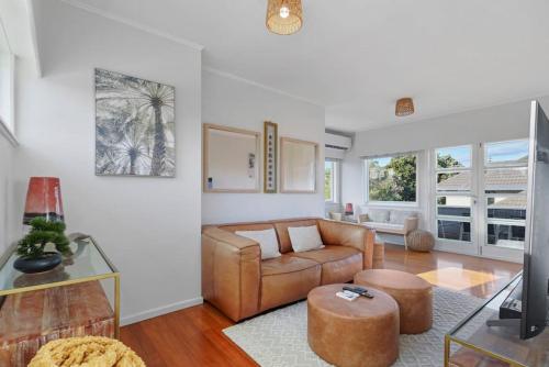 B&B Auckland - Amazing Home By Beach - Fully Aircon-ed - Wifi - Bed and Breakfast Auckland