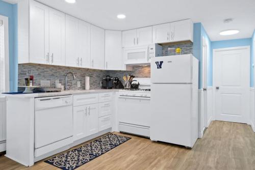Gammys Beach Getaway Sleeps 20 2 blocks to Beach - Tap to explore photos