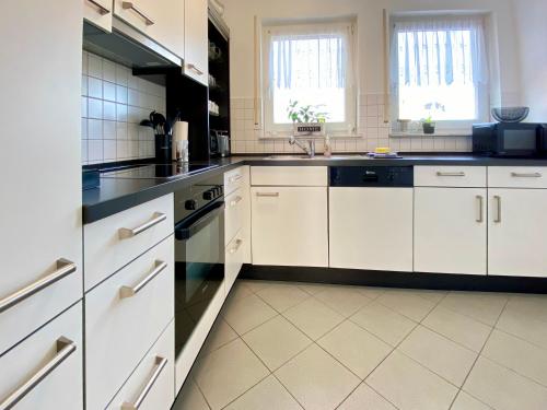 Konyha, 3 Zimmer Apartment in S-Bahn Nähe, 76 qm, max 5 Pers, 30qm Dachterasse, Garage, Internet 1000 MBit (3 Zimmer Apartment in S-Bahn Nahe, 76 qm, max 5 Pers, 30qm Dachterasse, Garage, Internet 1000 MBit) in Gartringen