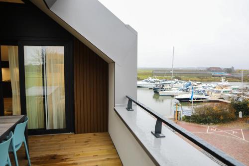 balkon/taras, Luxe en comfortabel appartement aan het water in Kamperland