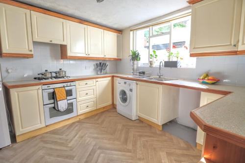 4 bed home 3 mins from harbour + sandy beach