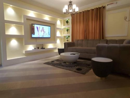 3JD Lavishly Furnished 3-Bed Apartment