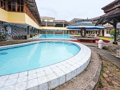 Swimming pool, OYO 92088 171 Inn near Cimory Resto