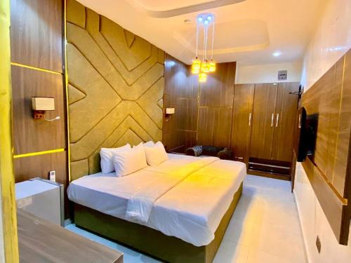 Laycon Hotel & Suites