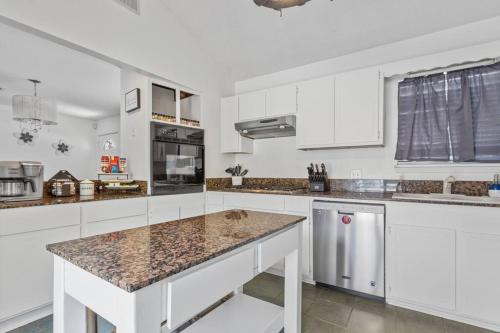4 BR Single Story w/Studio Unit_Grill_Near beach in Long Beach, USA