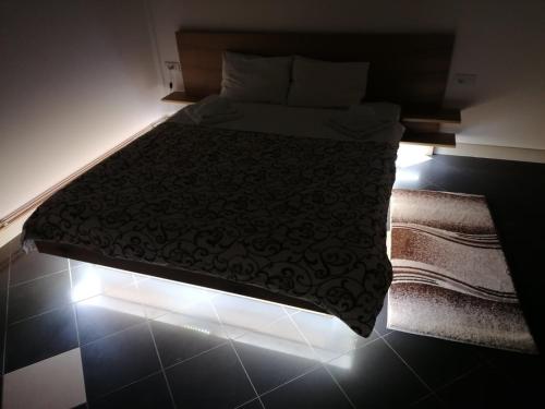 1 queen bed, 1 sofa bed