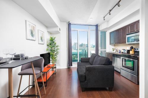 Cozy 1BR Condo by Lakeshore!