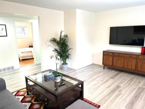 Skytrain 2BR Reno'd ground level fullsuite near Coquitlam Center