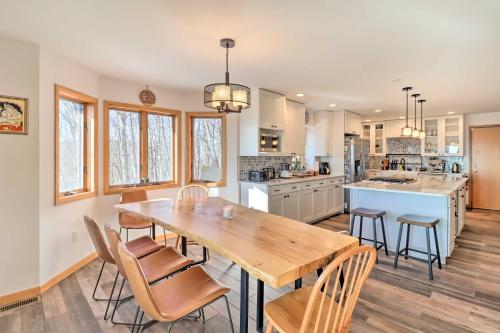 Albrightsville Home Deck and Panoramic Valley View! in Albrightsville, USA