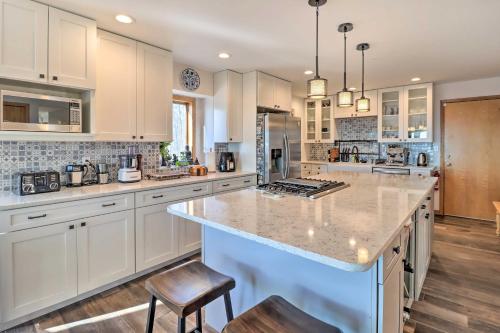 Albrightsville Home Deck and Panoramic Valley View! in Albrightsville, USA