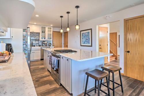 Albrightsville Home Deck and Panoramic Valley View! in Albrightsville, USA