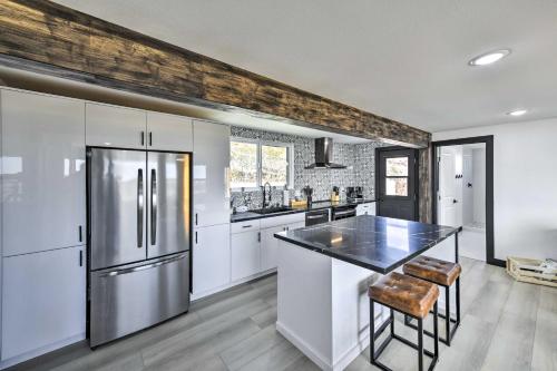 Hilltop Oasis with Sweeping Landscape Views in Yucca Valley, USA