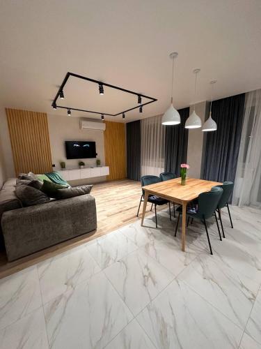 ВІП стилізовані у Львові з просторою вітальнею, на вулиці Під Голоском 15 Б in โฮลอสโก