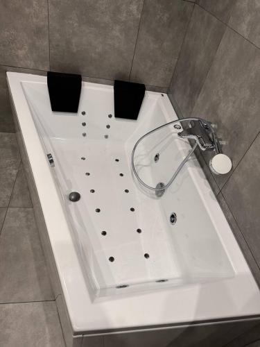 ฝักบัว, Квартира з Джакузі вулиця Під Голоском 15 Б стилізована з новим сучаснии ремонтом in โฮลอสโก