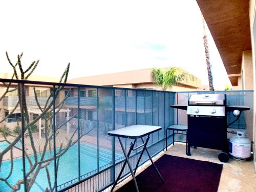 Central Palm Springs One Bedroom with Balcony & Pool in Palm Springs, USA