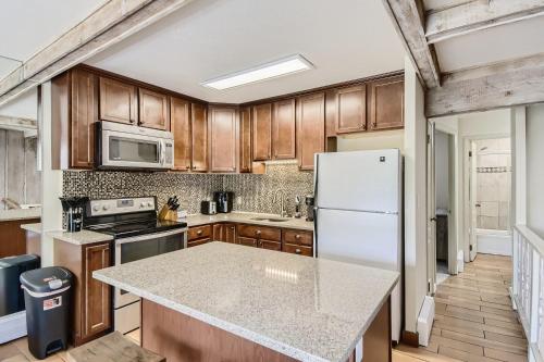 NEW LISTING! Amazing Lake and Mountain Views at this Dillon Condo! condo in Dillon, USA