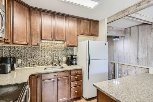 NEW LISTING! Amazing Lake and Mountain Views at this Dillon Condo! condo in Dillon, USA