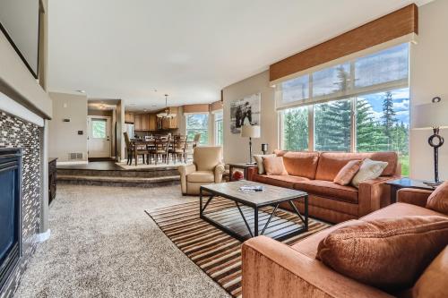 New Listing! Beautiful Frisco Condo with Lake Views! condo in Frisco, USA