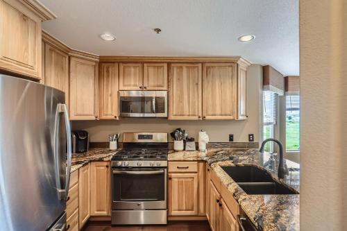 New Listing! Beautiful Frisco Condo with Lake Views! condo in Frisco, USA