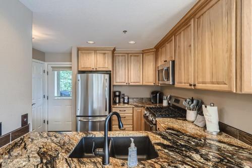 New Listing! Beautiful Frisco Condo with Lake Views! condo in Frisco, USA