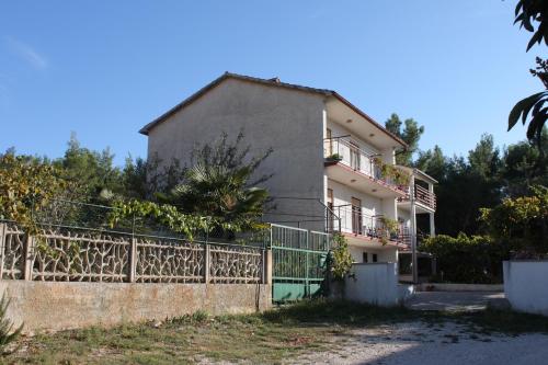 Apartments with a parking space Pula - 7313 Pula 