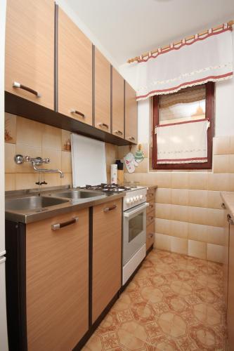 Apartments with a parking space Pula - 7313 - image 9