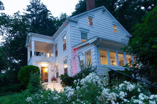 The Harbor Rose Bed & Breakfast - Huntington