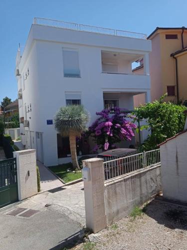 Apartments with a parking space Pirovac Sibenik - 15320
