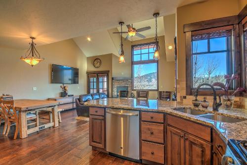 5-Star Finishings Townhome, Minutes from World Class Ski Resorts, Hot Tub home