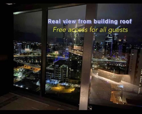 2B with Amazing Night City Light Views plus Free Parking C19, Brisbane