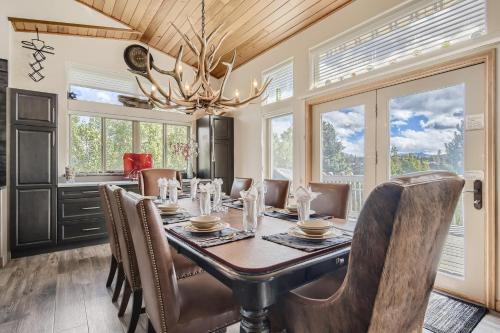 Family Mountain Home, sleeps up to 12, Private Hot Tub! home in Silverthorne, USA