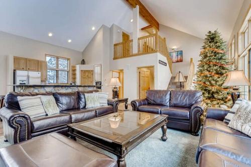 Perfect for Your Family Vacay with private hot tub! home