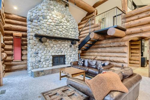 Platinum Mountain Home Getaway, Private Hot Tub, Nearby Outdoor Activities! home in Silverthorne, USA