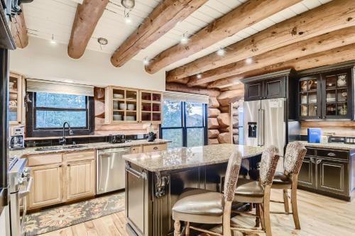 Platinum Mountain Home Getaway, Private Hot Tub, Nearby Outdoor Activities! home in Silverthorne, USA