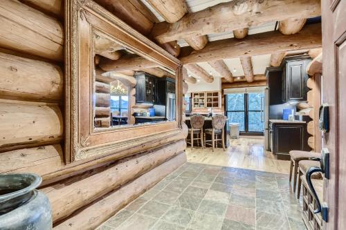 Platinum Mountain Home Getaway, Private Hot Tub, Nearby Outdoor Activities! home in Silverthorne, USA