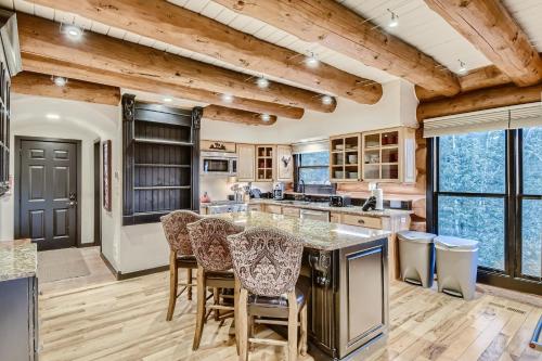 Platinum Mountain Home Getaway, Private Hot Tub, Nearby Outdoor Activities! home in Silverthorne, USA