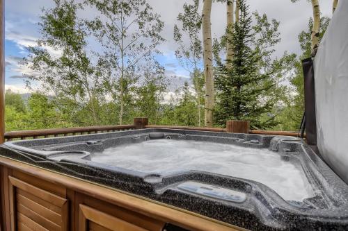 Platinum Mountain Home Getaway, Private Hot Tub, Nearby Outdoor Activities! home in Silverthorne, USA