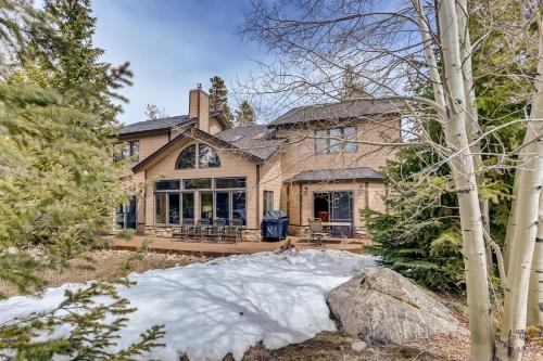 Perfect for Your Family Vacay with yard, hot tub & Pet Friendly! home in Silverthorne, USA