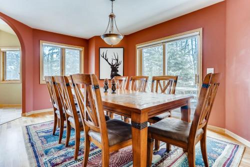 Perfect for Your Family Vacay with yard, hot tub & Pet Friendly! home in Silverthorne, USA