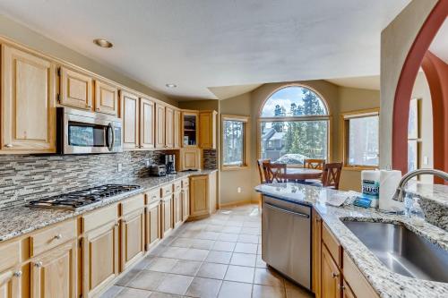 Perfect for Your Family Vacay with yard, hot tub & Pet Friendly! home in Silverthorne, USA